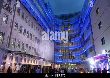 Blick auf BBC Broadcasting House in London bei Nacht Stockfoto