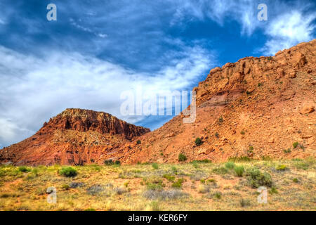 Die Shining Red Cliffs von Abiquiu in der Nähe der Ghost Ranch im Rio Arriba County, New Mexico. Nicht weit von Santa Fe war Abiquiu Inspiration für viele Künstler. Stockfoto