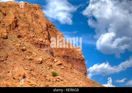 Nahaufnahme einer Red Cliff Face in den Bergen nahe der Ghost Ranch. Nicht weit von Santa Fe entfernt, ist dieses New Mexico Escape bei Künstlern und Schriftstellern beliebt. Stockfoto