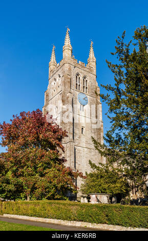 St. Mildred's Parish Church, eine mittelalterliche Kirche mit einer imposanten Turm in Tenterden, Kent, Südosten, England, Grossbritannien auf einem hellen, sonnigen Herbsttag Stockfoto