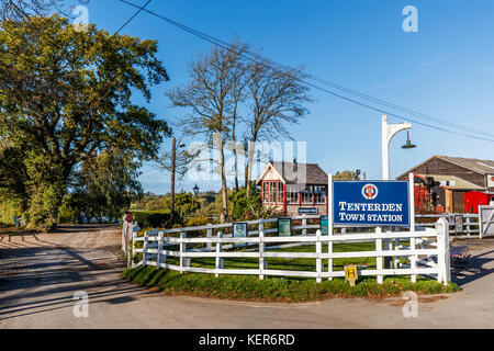 Kent und East Sussex Railway: am Eingang zu Tenterden's Steam Railway, Tenterden Town Station, Tenterden, Kent, Südosten, England, Grossbritannien Zeichen Stockfoto