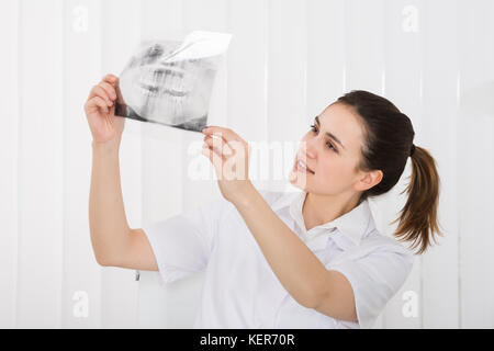 Junge weibliche Zahnarzt am zahnmedizinischen x-ray in der Klinik Stockfoto