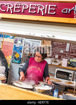 CREPERIE STALLMARKT BRETAGNE Instant frisch köstliche Nährstoffcrepes auf Abruf bei Quimper Bauernmarkt Bretagne Frankreich zubereitet Stockfoto