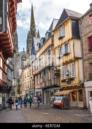 Quimper Bretagne Altstadt Rue Kereon Quimper Cathedral Turm im Hintergrund. Besucher genießen einen Spaziergang an der historischen Straße mit Kopfsteinpflaster. Quimper Frankreich Stockfoto