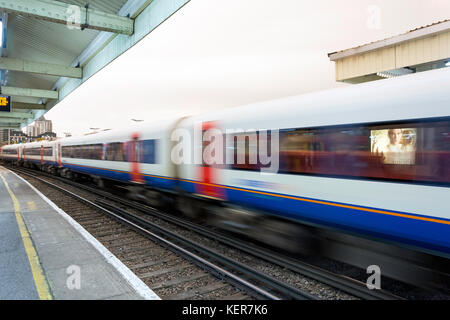 Beschleunigung Zug über Bahnhof Vauxhall, Vauxhall, Greater London, England, Vereinigtes Königreich Stockfoto