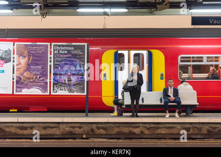 South Western Railway Zug auf der Plattform an der Vauxhall Bahnhof, Vauxhall, London Borough von Lambeth, Greater London, England, Vereinigtes Königreich Stockfoto