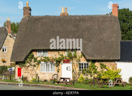 Reetdachhaus (Old Post Office) im Dorf Weekley, Northamptonshire, England, Vereinigtes Königreich Stockfoto