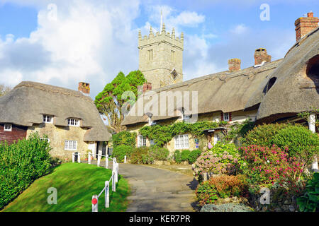 Strohgedeckten Hütten und All Saints Church, Godshill, Isle Of Wight, England, Vereinigtes Königreich Stockfoto