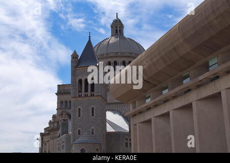 Christian Science Kirche, der Mutter Kirche, in Boston, Massachusetts, vor einem blauen Himmel mit weißen, Wuscheligen Wolken Stockfoto