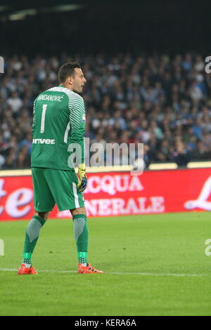 Napoli, Italien. 21. Oktober 2017. Aktion während des Fußballschlages zwischen SSC Napoli und F.C.Inter im San Paolo Stadion in Napoli.Endergebnis Napoli gegen F.C.Inter 0-0.in Bild Samir Handanovic, Torwart (F.C.INTER) Credit: Salvatore Esposito/Pacific Press/Alamy Live News Stockfoto