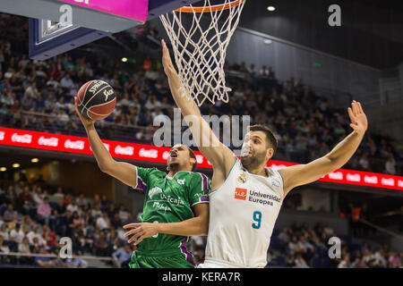 Madrid, Spanien. Oktober 2017. Ray McCallum (L) während Real Madrid Sieg über Unicaja Málaga (99 - 85) in der Liga Endesa regulären Saison Spiel (Tag 5) in Madrid im Wizink Center gefeiert. 22. Oktober 2017 Credit: Juan Carlos García Mate/Pacific Press/Alamy Live News Stockfoto