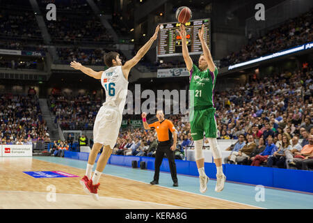 Madrid, Spanien. Oktober 2017. Adam Waczynski (R) während Real Madrid Sieg über Unicaja Málaga (99 - 85) in der Liga Endesa regulären Saison Spiel (Tag 5) in Madrid im Wizink Center gefeiert. 22. Oktober 2017 Credit: Juan Carlos García Mate/Pacific Press/Alamy Live News Stockfoto