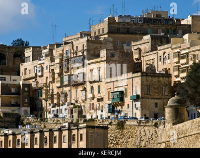 Einige alte Gebäude in Maltas Hauptstadt Valletta, die von der Unesco als Weltkulturerbe anerkannt wurde. Stockfoto