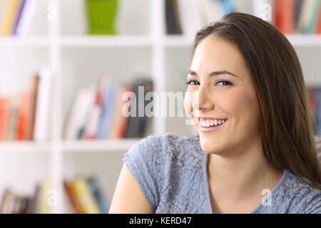 Happy girl posiert auf Kamera sitzen auf einer Couch zu Hause Stockfoto