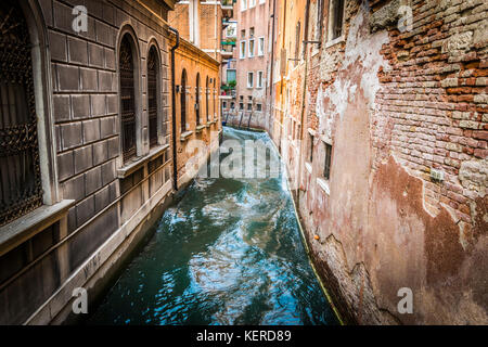 Kanäle und historischen Gebäuden von Venedig, Italien. enge Kanäle, alte Häuser, Reflexion über Wasser an einem Sommertag in Venedig, Italien. Stockfoto