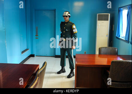 02.05.2013, Panmunjom, Südkorea, Asien - ein koreanischer Soldat wacht in einer defensiven Taekwondo Haltung innerhalb eines der blauen DMZ-Kaserne. Stockfoto