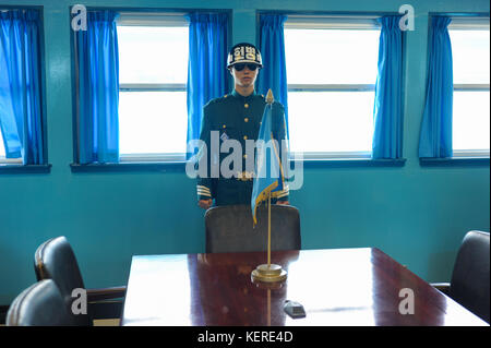 02.05.2013, Panmunjom, Südkorea, Asien - ein koreanischer Soldat wacht in einer defensiven Taekwondo Haltung innerhalb eines der blauen DMZ-Kaserne. Stockfoto