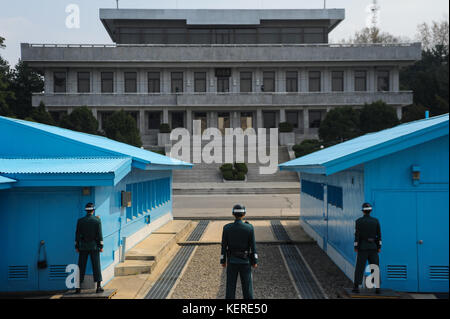 02.05.2013, Panmunjom, Südkorea, Asien - südkoreanische Soldaten stehen zwischen den blauen Konferenzbaracken in Panmunjom gegenüber Nordkorea auf der Wache. Stockfoto