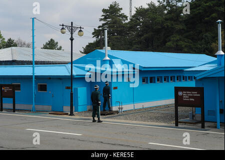 02.05.2013, Panmunjom, Südkorea, Asien - südkoreanische Soldaten stehen zwischen den blauen Konferenzbaracken in Panmunjom gegenüber Nordkorea auf der Wache. Stockfoto