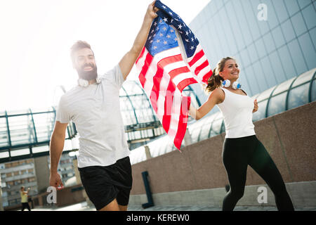 Porträt der jungen attraktiven Happy fitness Paar Stockfoto