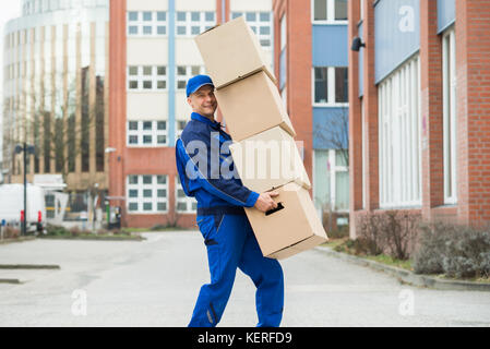 Reifen zufrieden Lieferung Mann, der Karton Stockfoto