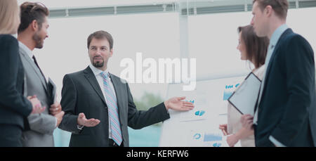 Erfolgreiches Team von Mitarbeitern bei der großen Sitzung Diskussion Stockfoto