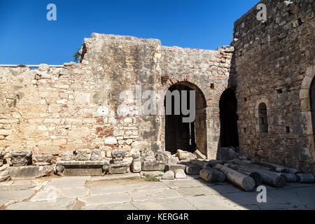 Innenansicht der Kirche von St. Nicholas in Demre, Türkei. schwarz-weiß Foto. Ohne die Menschen Stockfoto