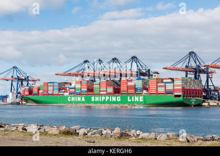 Rotterdam, Niederlande - 15 Februar 2016: Der extrem großen Containerschiffs cscl Indischer Ozean der China Shipping Line an der euromax Begriff günstig Stockfoto