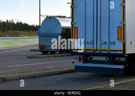 Lkw Parkplatz geparkt neben der Autobahn. Stockfoto