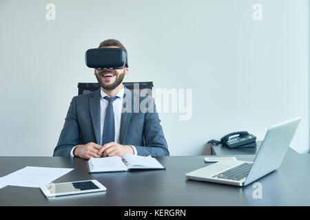 Mit VR-Headset im Büro Stockfoto