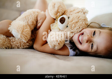 Süße kleine Mädchen spielen mit Teddybär Stockfoto