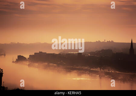 Eine neblige Morgenwache über den Fluss Suir in Waterford Harbour, Stadt Waterford, County Waterford, Irland Stockfoto