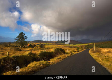 Landstraße in der Nähe von Lenanavea Wind Farm Castlebar County Mayo Irland Stockfoto