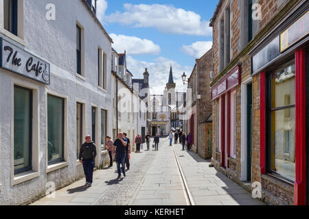 Geschäfte in der Victoria Street im Stadtzentrum, Stromness, Festland, Orkney, Schottland, Großbritannien Stockfoto