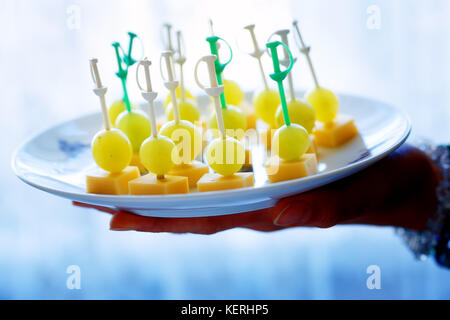 Kanapees mit Trauben und Käse. party snack Erfrischung. Stockfoto