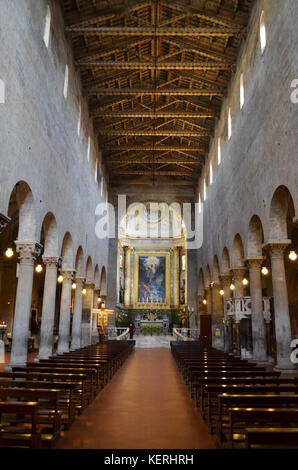 Innenansicht der Kathedrale San Zeno in Pistoia. Mittelschiff. Stockfoto