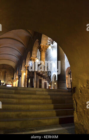 Innenansicht der Kathedrale San Zeno in Pistoia. Rechtes Mittelschiff aus der Krypta Stockfoto
