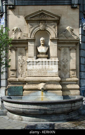 Brüssel, Belgien. Springbrunnen (1888) in Place de la Bourse - Büste von Auguste Orts (1814-80) belgischer Rechtsanwalt und liberaler Politiker Stockfoto