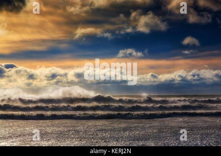 Stürmische Ballydowane Cove, der Kupfer-Küste, Grafschaft Waterford, Irland Stockfoto