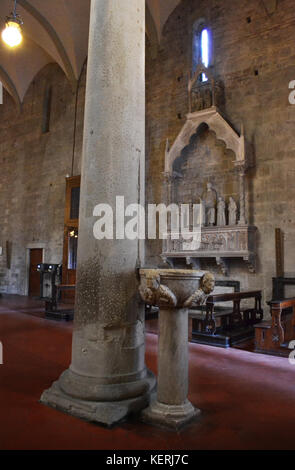 Innenansicht der Kathedrale San Zeno in Pistoia. Rechter Gang. Stockfoto