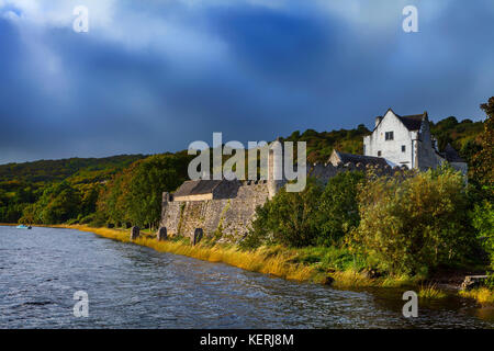 Parke's Castle aka Newtown Castle Anfang des 17. Jahrhunderts Herrenhauses und bawn (geschlossenen Hof), auf dem Lough Gill, in der Nähe von dromahair, Grafschaft Leitrim, Irland Stockfoto