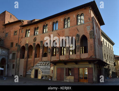 Mittelalterliche Fassade des Palazzo dei Vescovi in Pistoia, mit typisch italienischer Loggia und gotischen Spitzbögen. Stockfoto