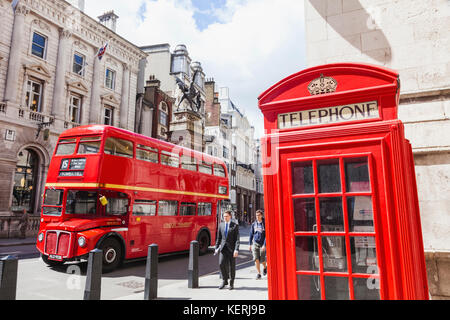 England, London, Vintage Routemaster roten Doppeldecker Bus und rote Telefonzelle Stockfoto