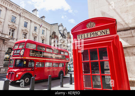 England, London, Vintage Routemaster roten Doppeldecker Bus und rote Telefonzelle Stockfoto