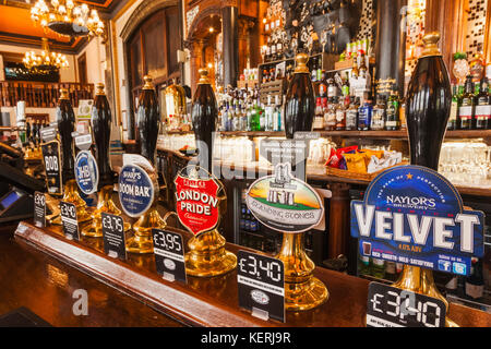 England, London, Kneipe Bier Pumpe Griffe Stockfoto