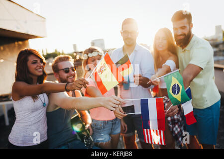 Gruppe von glücklich, Freunde, Party auf dem Dach Stockfoto