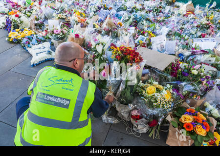 England, London, Southwark, London Bridge, Memorial Blumen für die Opfer der Juni 2017 Terroranschlag Stockfoto