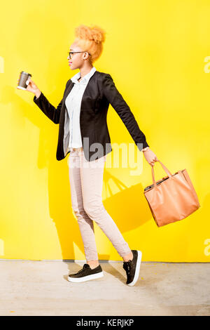 Porträt eines afrikanischen Business Lady auf dem gelben Hintergrund Stockfoto