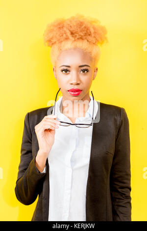 Porträt eines afrikanischen Business Lady auf dem gelben Hintergrund Stockfoto