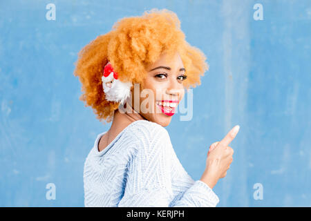 Bunte Porträt einer afrikanischen Frau in Weihnachten Kopfhörer Stockfoto